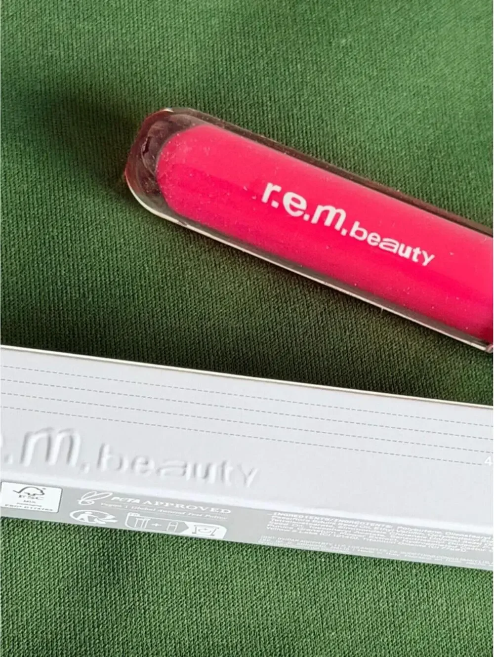 r.e.m. beauty / Essential Drip Glossy Balm / Shirley